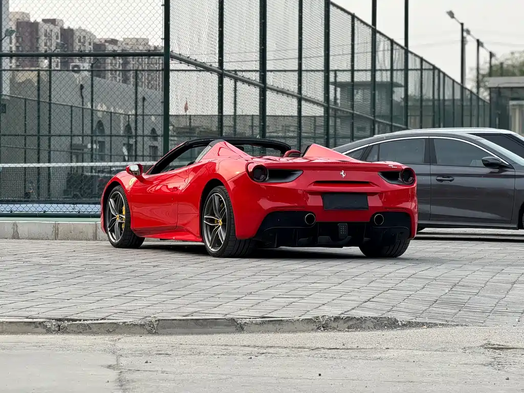 FERRARI 488