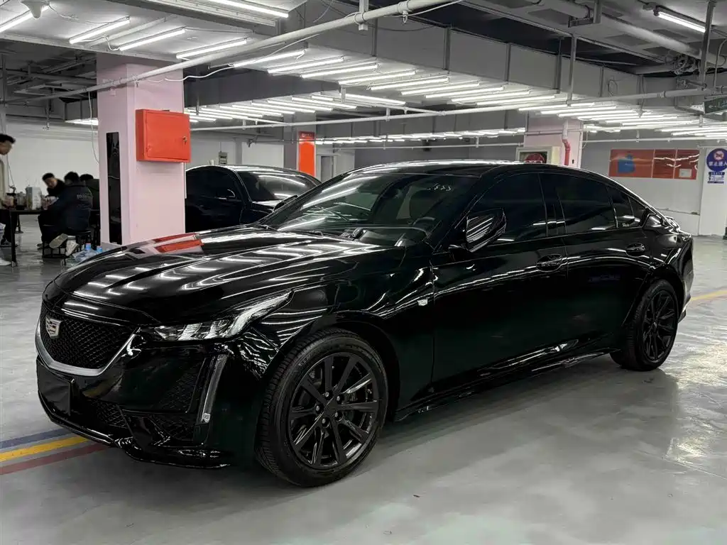 Кадиллак CT5 2023 года, версия 28T Люкс (стандартная версия) 10000 km 2022
