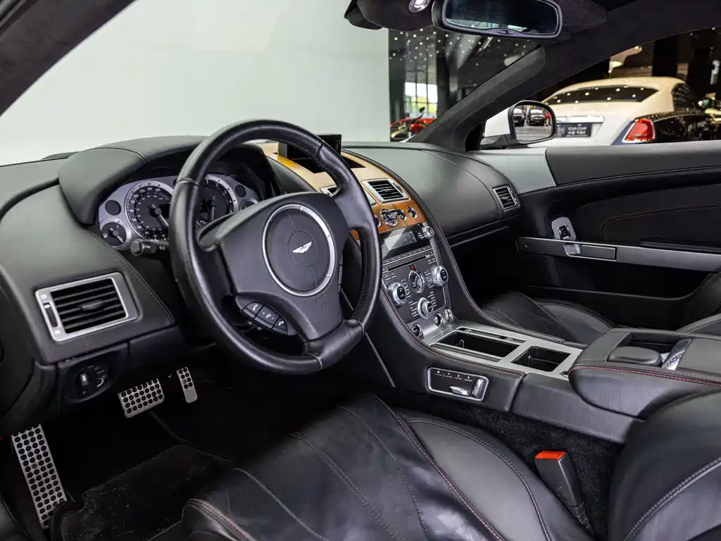 Aston Martin DB9 2013 6.0L Coupe