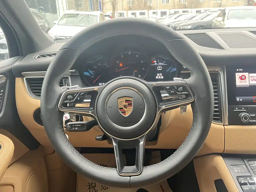 PORSCHE MACAN
