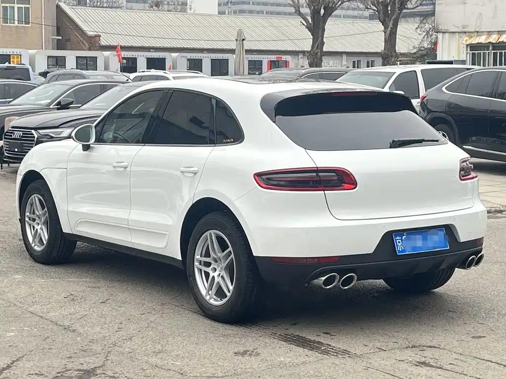 PORSCHE MACAN