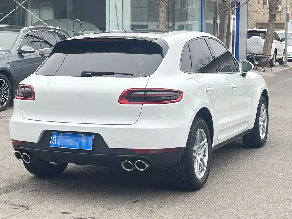 PORSCHE MACAN