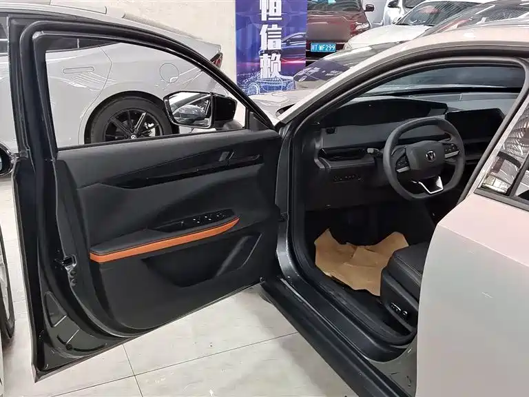 CHANGAN  UNI V SMART IDD