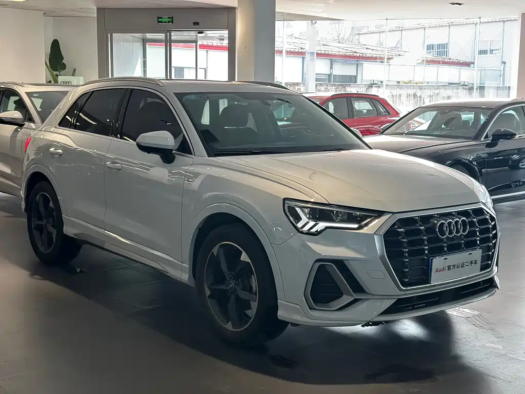 AUDI  Q3