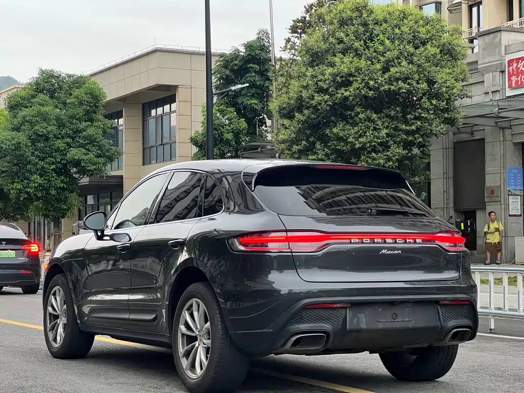 PORSCHE MACAN