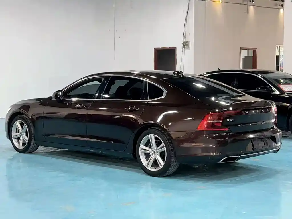 VOLVO S90