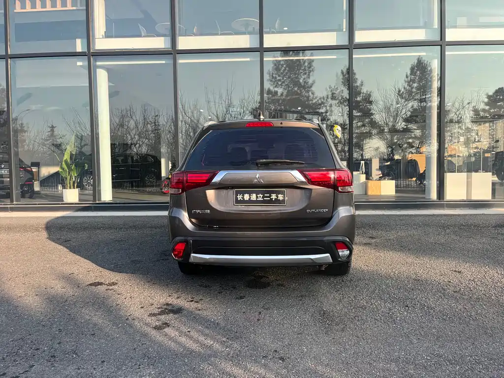 MITSUBISHI OUTLANDER