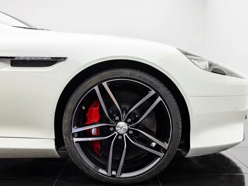 Aston Martin DB9 2013 6.0L Coupe