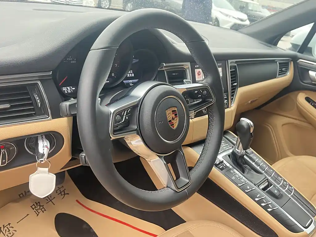 PORSCHE MACAN