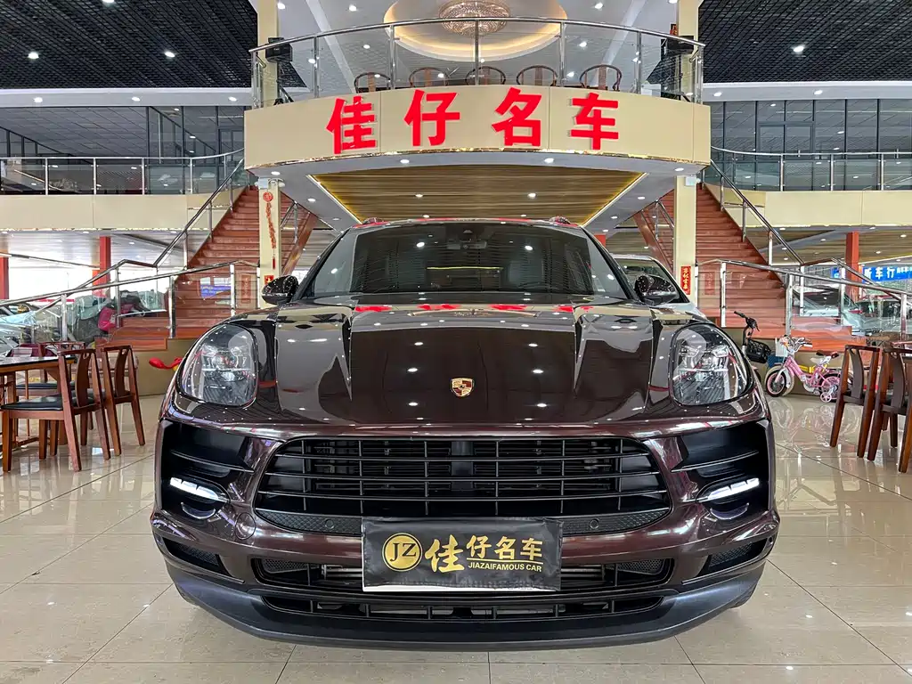PORSCHE MACAN