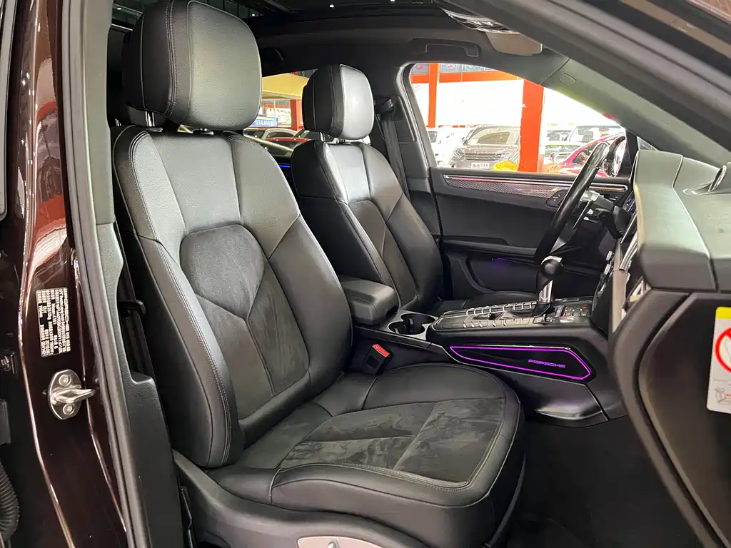 PORSCHE MACAN