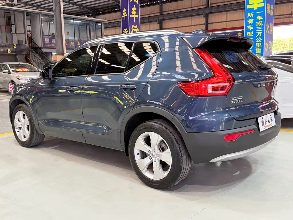 VOLVO  XC40