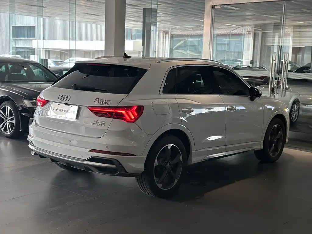 AUDI  Q3