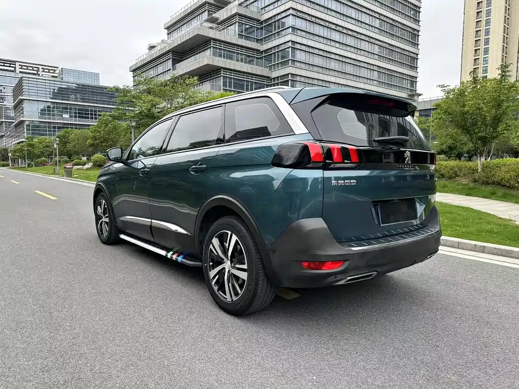 PEUGEOT 5008