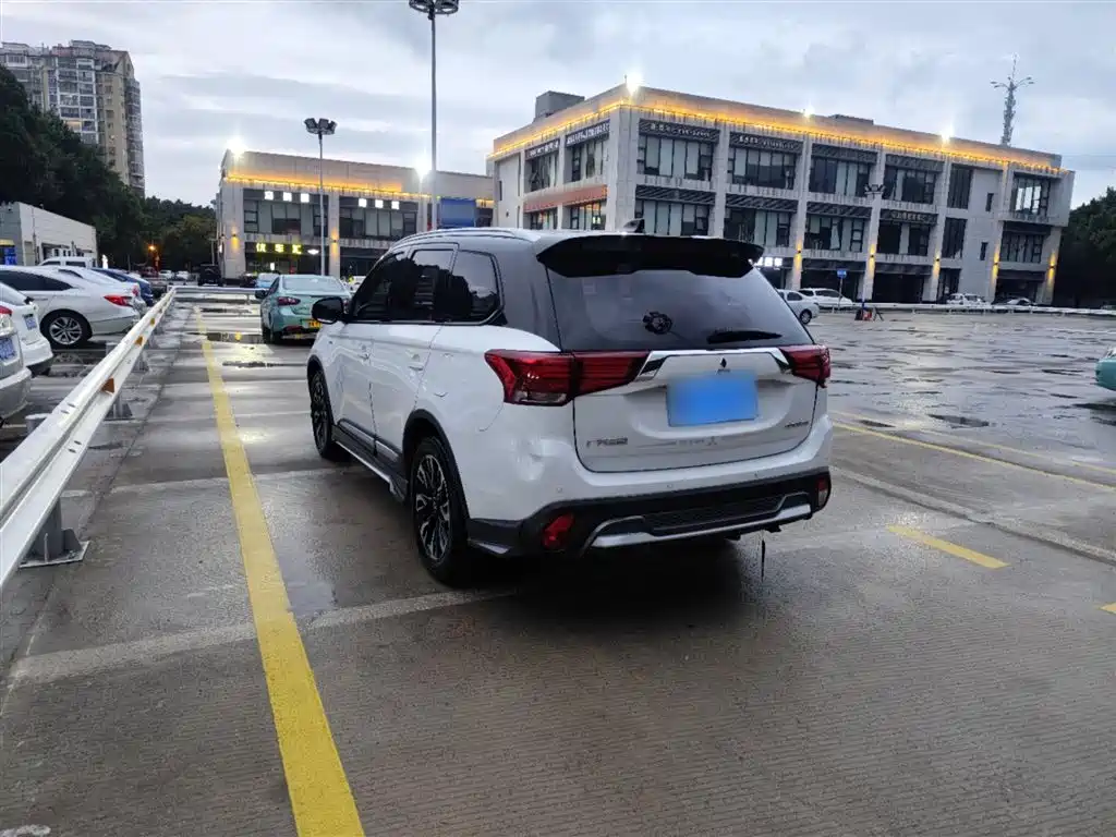 MITSUBISHI OUTLANDER