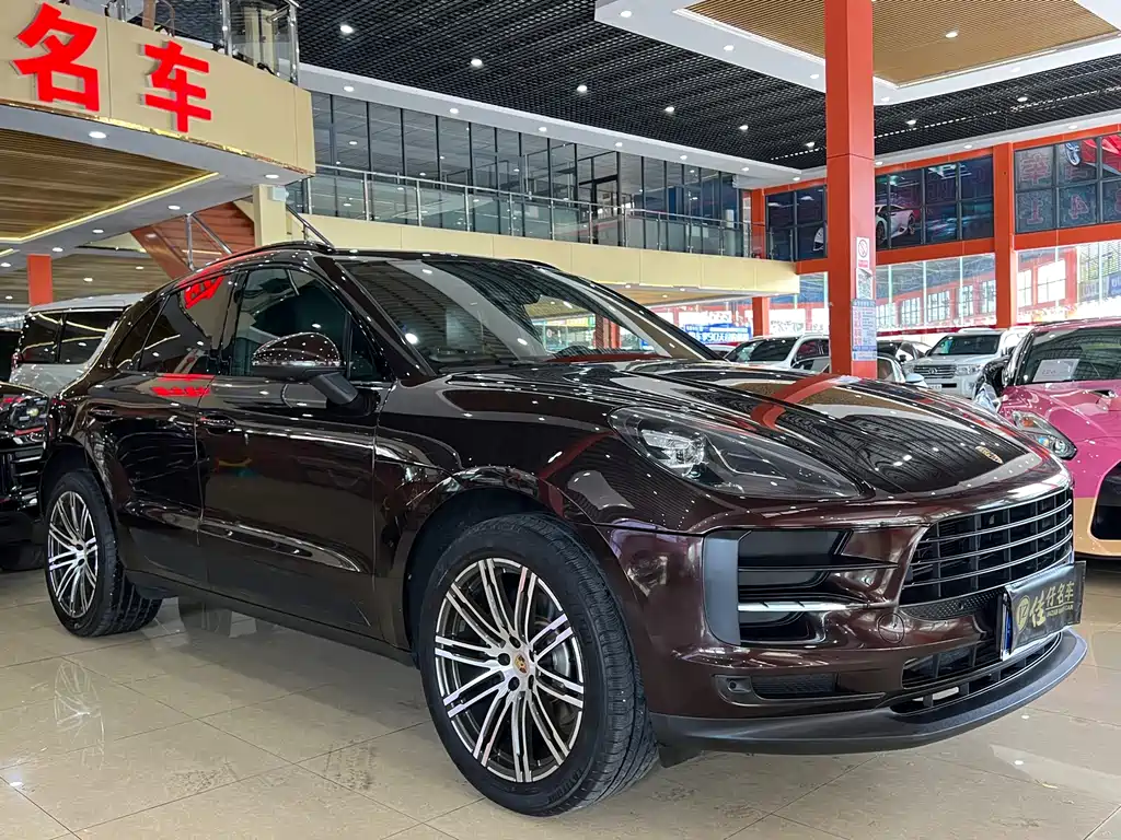 PORSCHE MACAN
