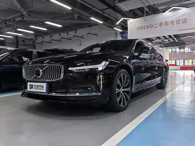 VOLVO S90 2025