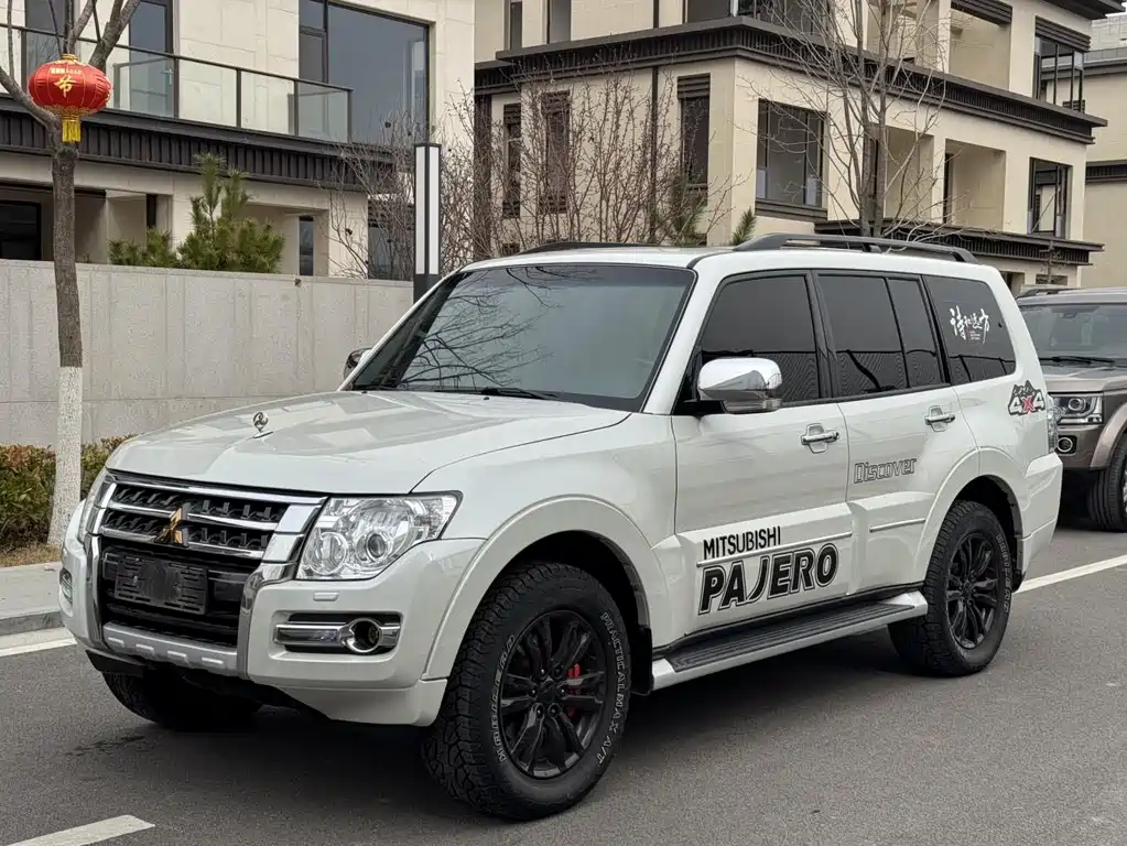 MITSUBISHI PAJERO