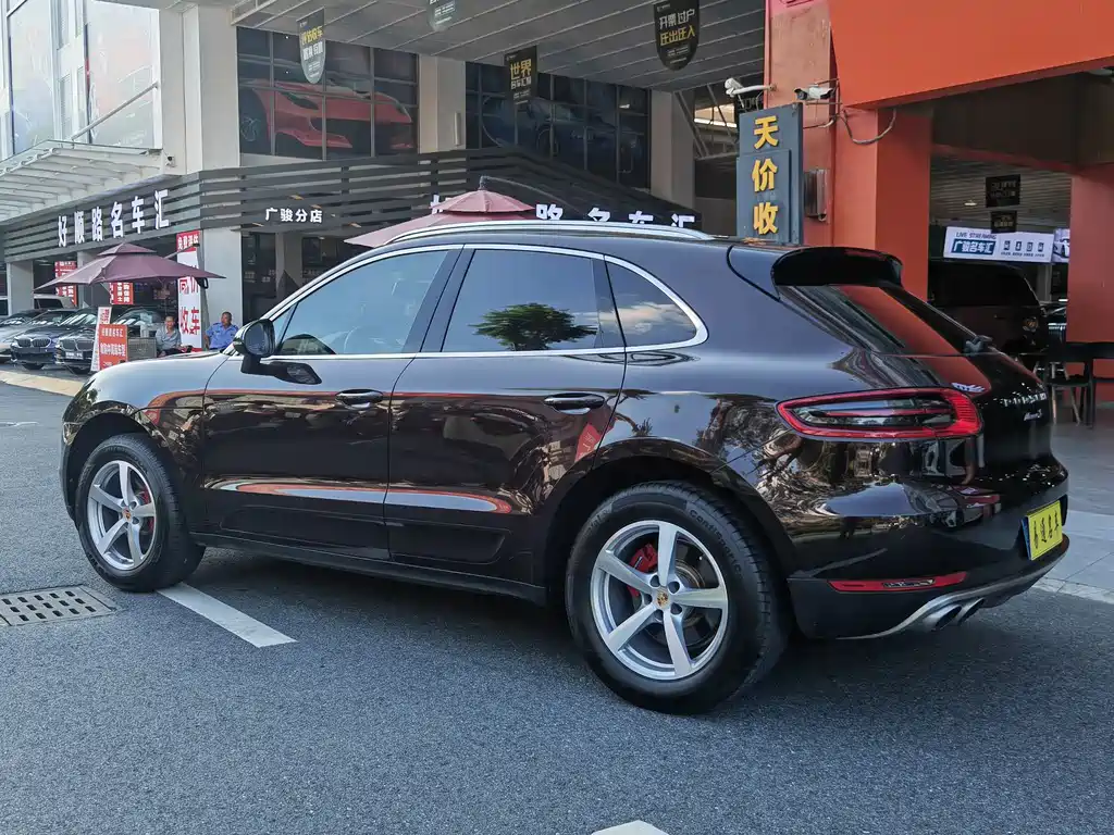 PORSCHE MACAN