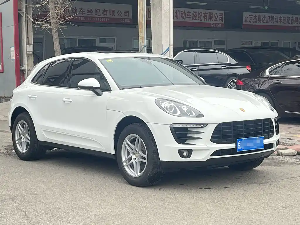 PORSCHE MACAN