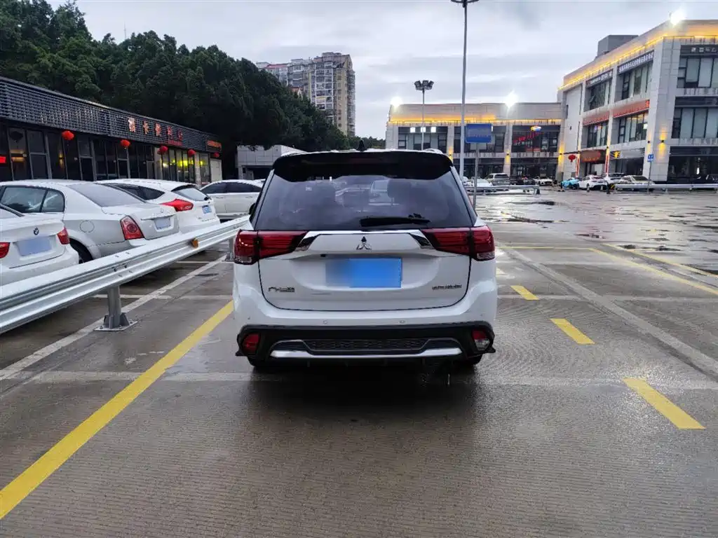 MITSUBISHI OUTLANDER