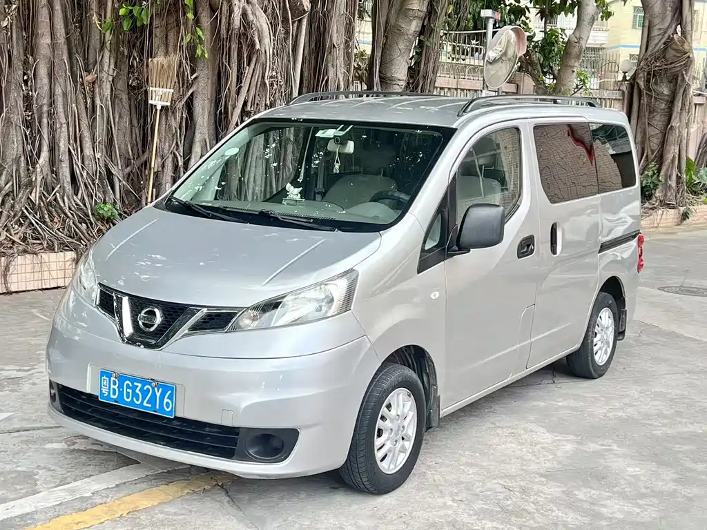 Купить Nissan NV200