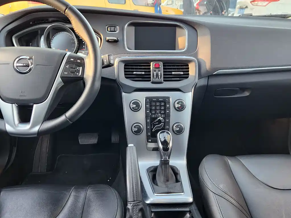 VOLVO  V40