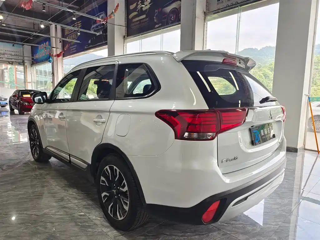 MITSUBISHI OUTLANDER