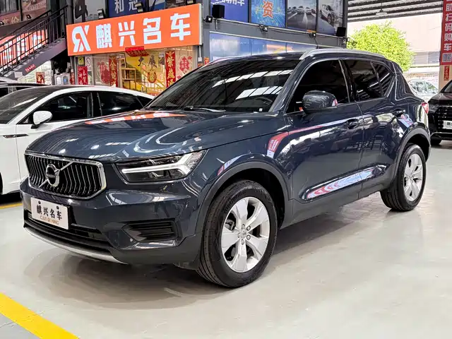 VOLVO  XC40