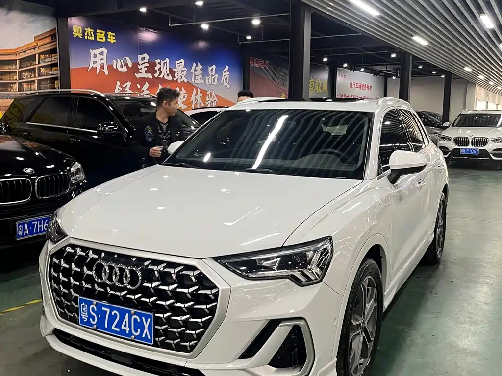 Ауди Q3 2024 года, версия 40 TFSI Спортайлинг 8000 km 2024