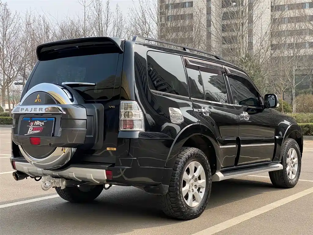 MITSUBISHI PAJERO