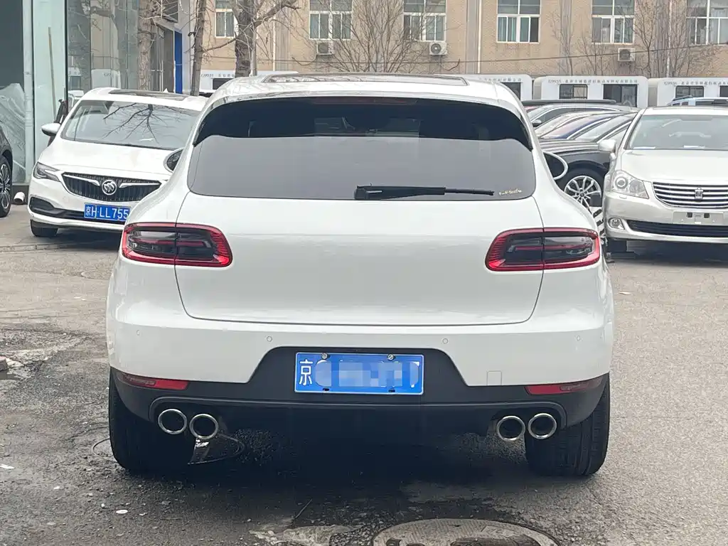 PORSCHE MACAN