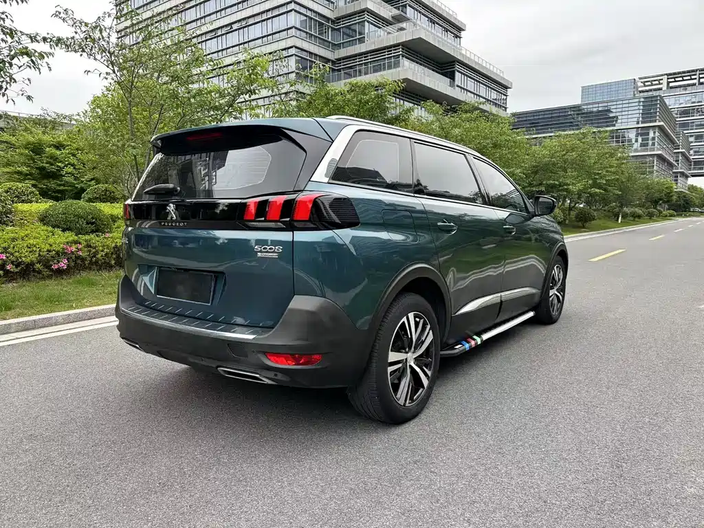 PEUGEOT 5008
