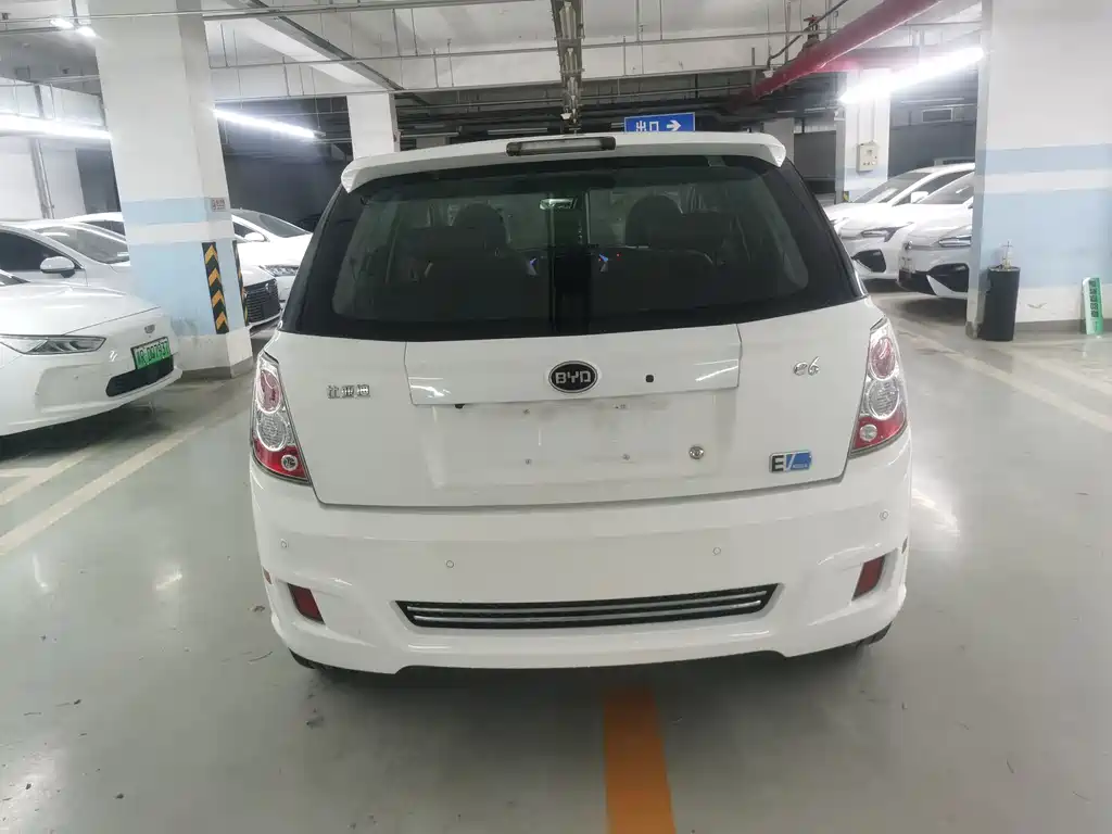 BYD E6