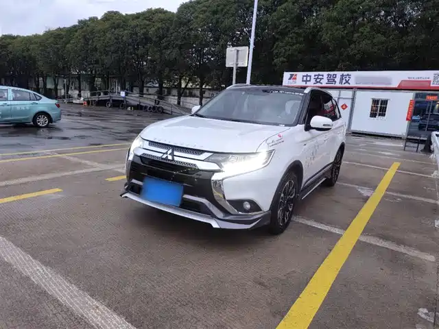 MITSUBISHI OUTLANDER 2020