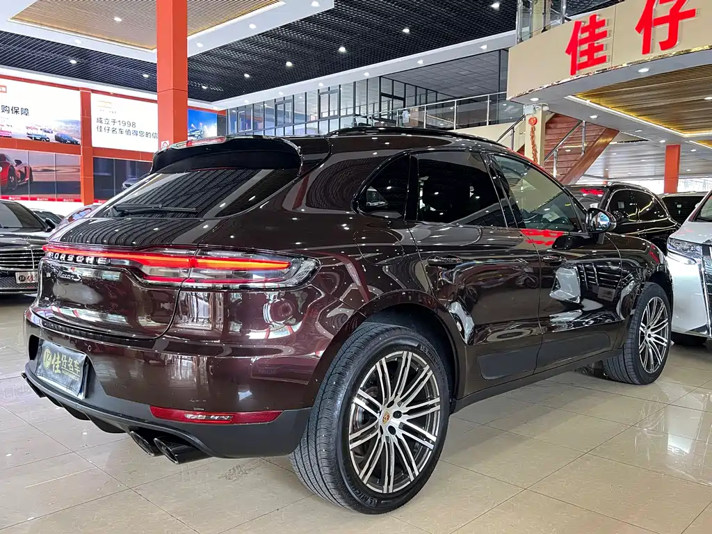 PORSCHE MACAN
