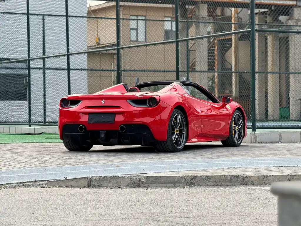 FERRARI 488