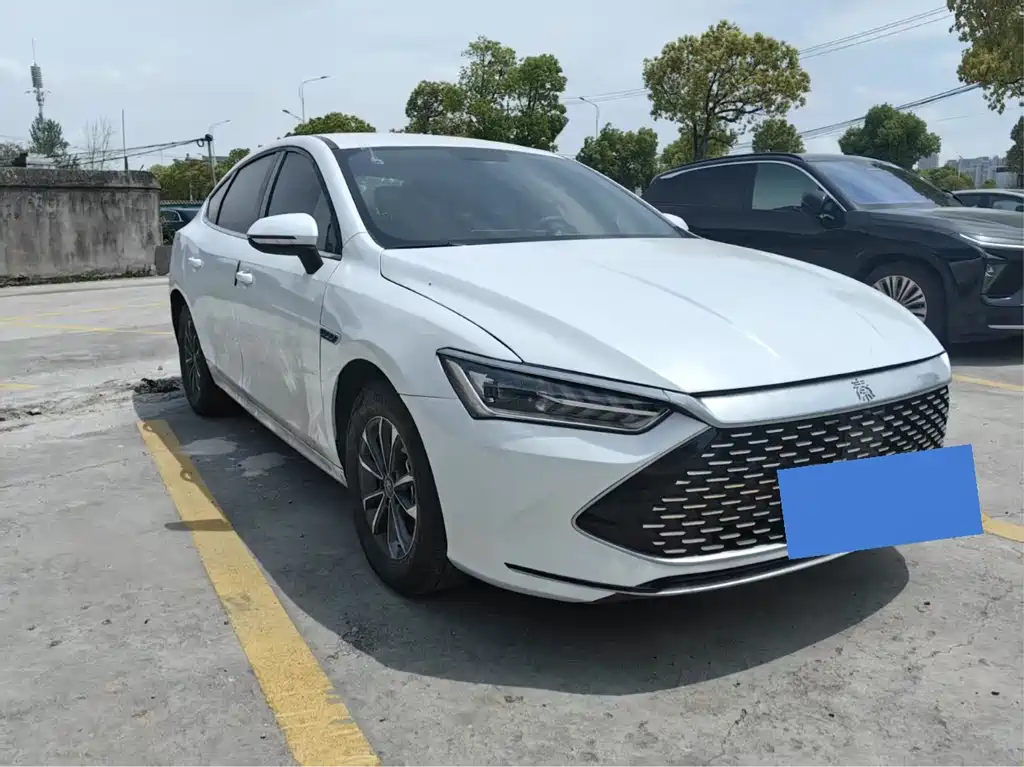 Дорожная версия Qin PLUS 2023 Champion Edition DM-i 55KM Leading Type 19000 km 2023