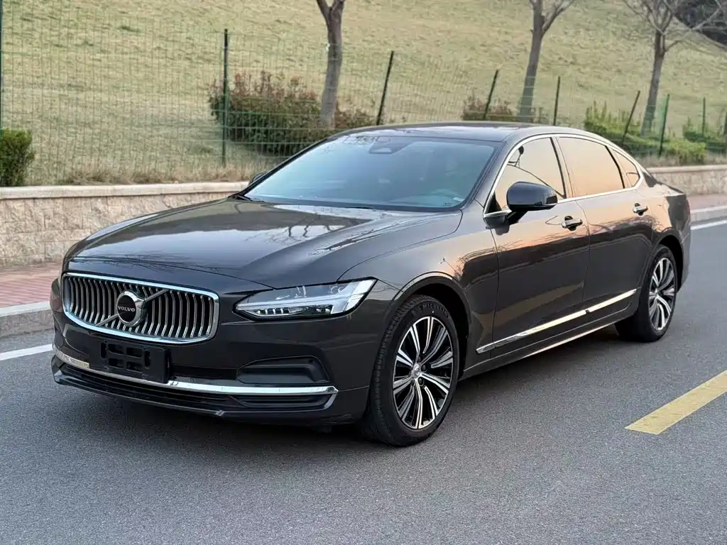 Volvo S90 2022 года B5 Престижная версия 20000 km 2022