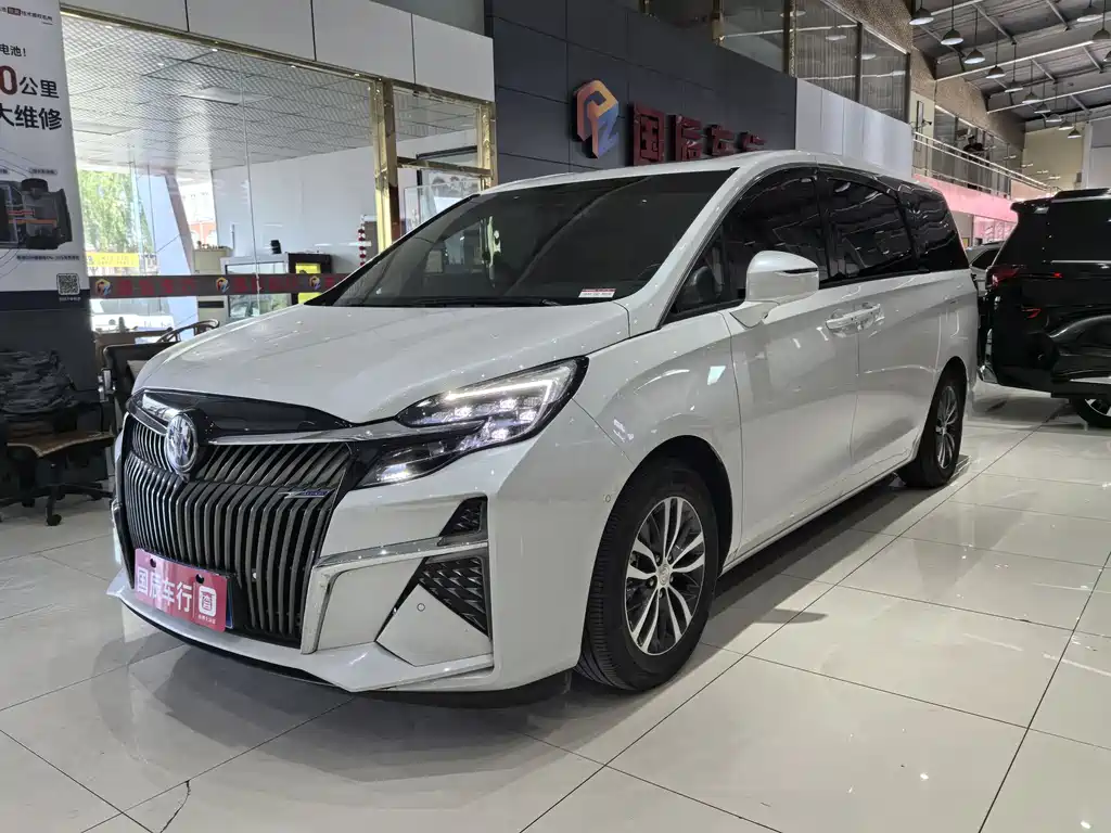 Buick GL8 2021 ES Land 653T尊享型

Буик GL8 2021 ES Лэнд 653Т премиум-версия 27000 km 2021