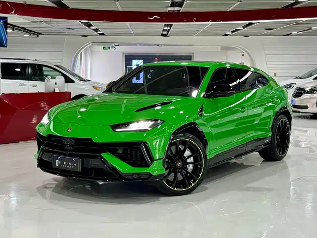 LAMBORGHINI URUS 2023