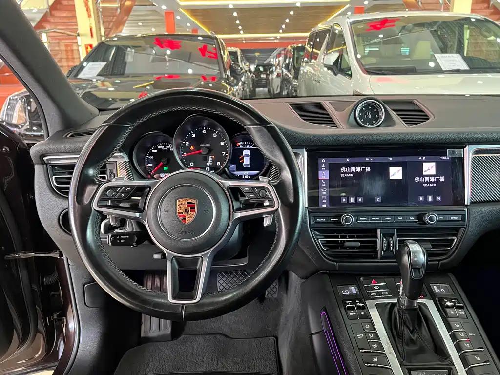PORSCHE MACAN