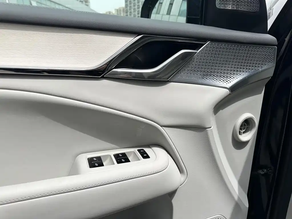Volvo EM90 2025 Ultra мест