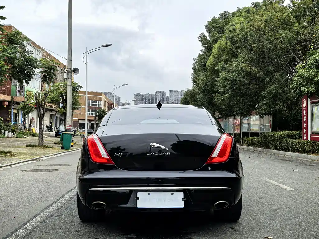 JAGUAR  XJ