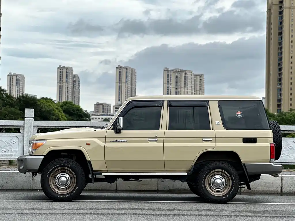 Toyota Land Cruiser LC76 2022 4.0L MT