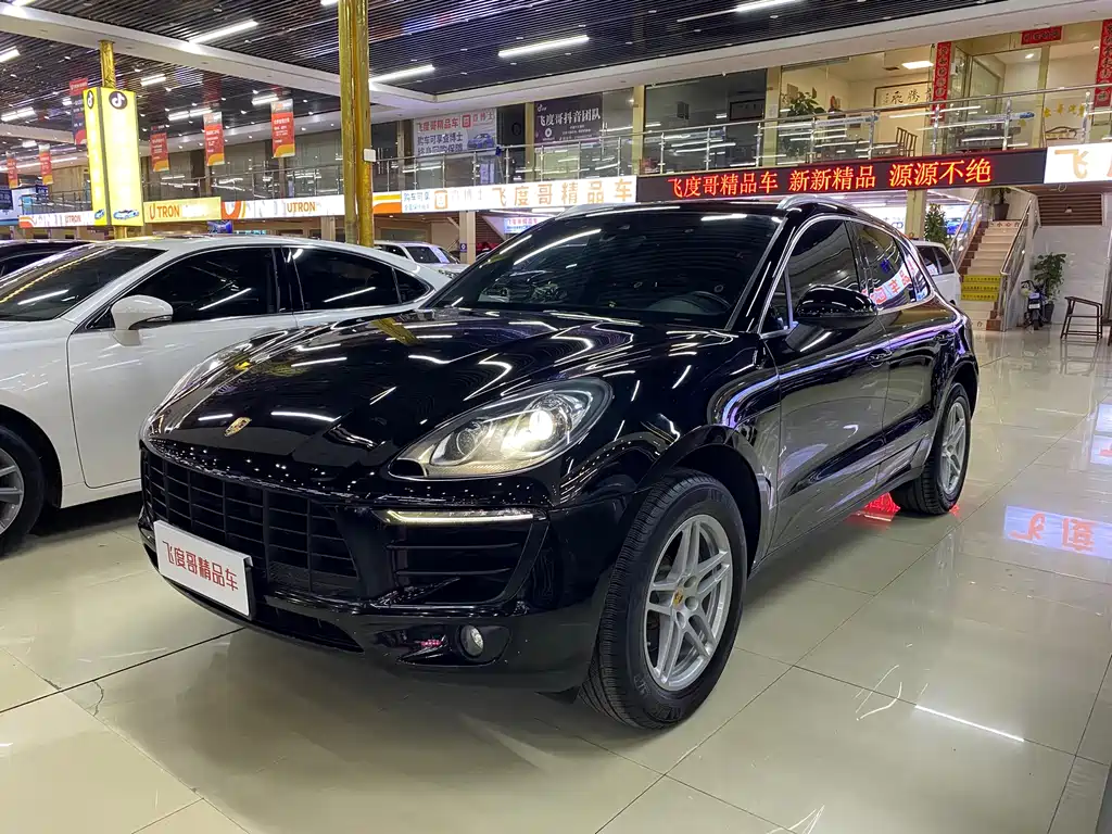 PORSCHE MACAN