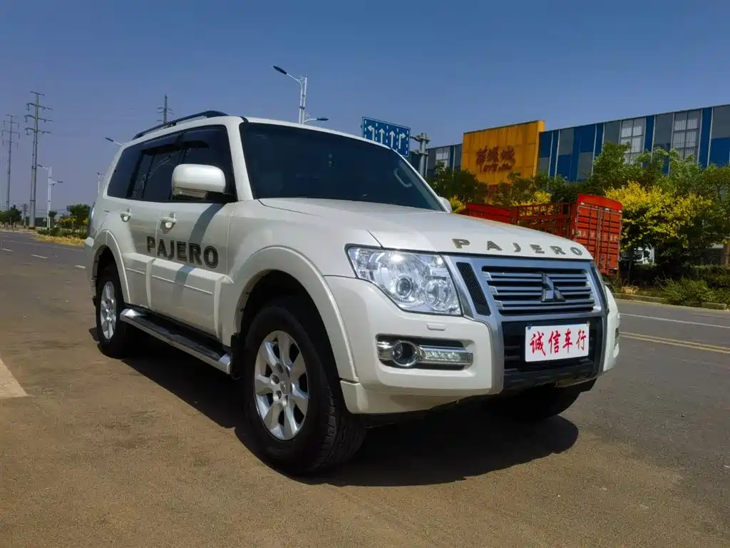MITSUBISHI PAJERO