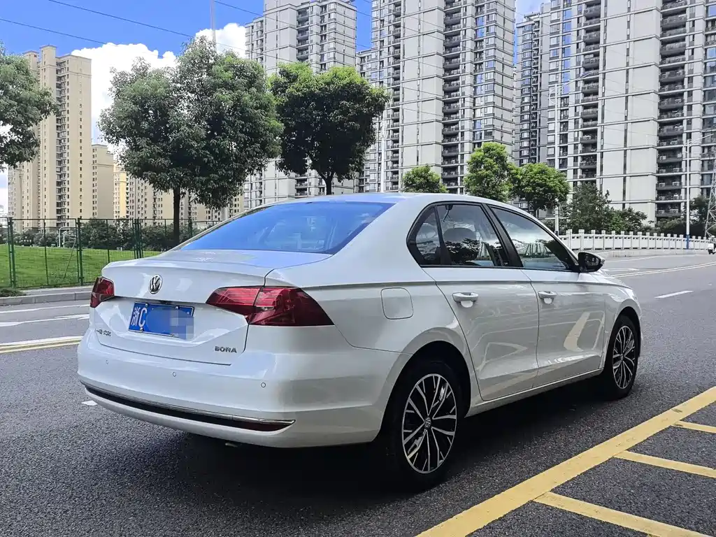 VOLKSWAGEN BORA