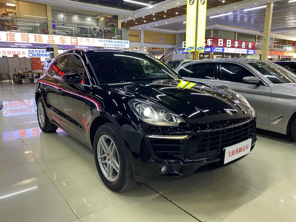 PORSCHE MACAN