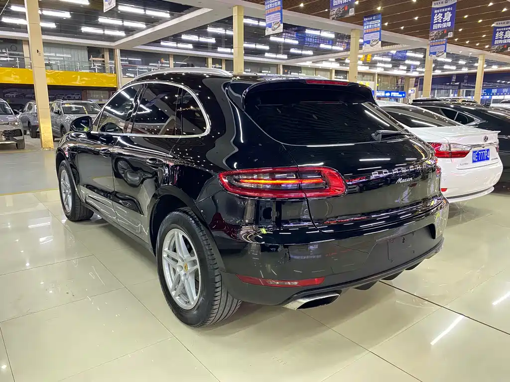 PORSCHE MACAN